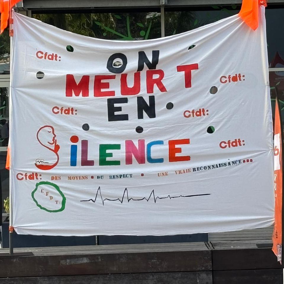 Banderole « On meurt en silence » déployée lors de la mobilisation du 8 septembre